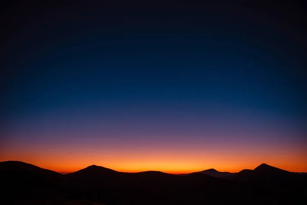 Silueta Picos Montaña Con Cielo Anaranjado Durante Atardecer Verano Crepúsculo — Foto de Stock