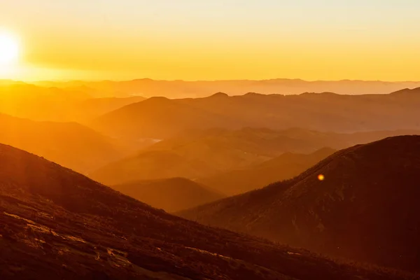 Естественный Фон Высоких Гор Завораживающим Летним Закатом Заднем Плане Оранжевое — стоковое фото
