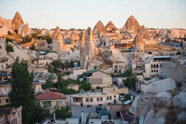岩石构成的土耳其城市的迷人景象 旅行者中有名的地方 保护建筑物中的旧建筑 Cappadocia地区的Goreme — 图库照片