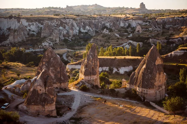 俯瞰空旷的土耳其国家公园 那里有岩石和山脉 戈雷姆镇卡帕多西亚的一个有名的地方检疫时间和限制的概念 — 图库照片