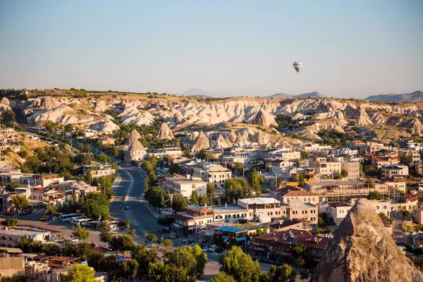 Vista Superior Bela Cidade Pequena Turquia Cercada Por Montanhas Rochosas — Fotografia de Stock