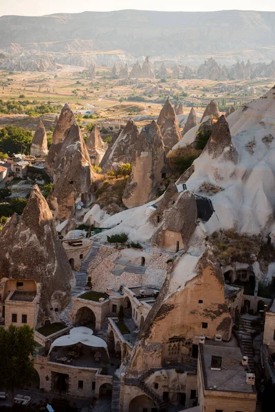 Cappadocia地区石山中人类住区的俯瞰 人们住在山洞和石楼里 土耳其的古代建筑 — 图库照片