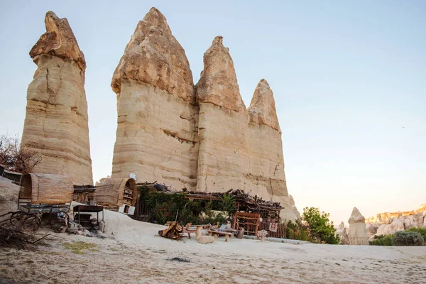 在受欢迎的土耳其地区 古老的高岩形成了蘑菇 Cappadocia的Goreme镇大自然的美丽与壮丽 — 图库照片