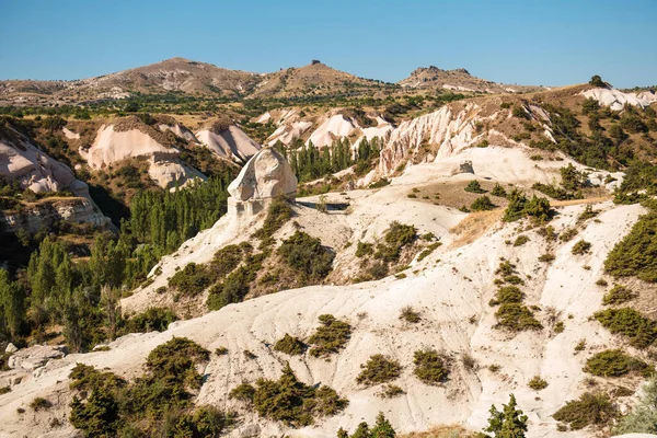 自然景观与岩石山 绿草和树木 Cappadocia地区漂亮的土耳其式的地方 天然背景和墙纸 — 图库照片