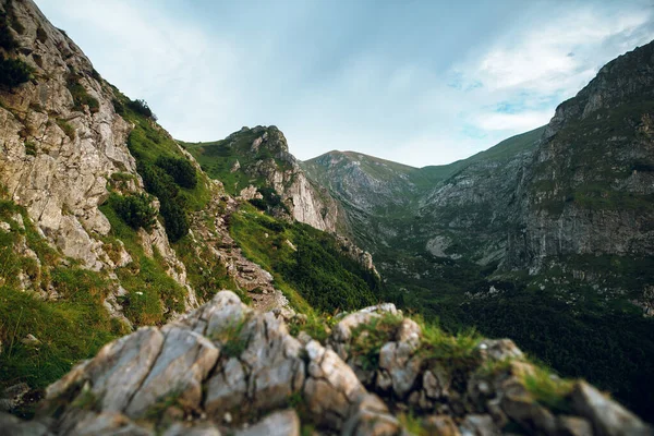 Vista Panorâmica Belas Montanhas Rochosas Falésias Com Grama Verde Colinas — Fotografia de Stock