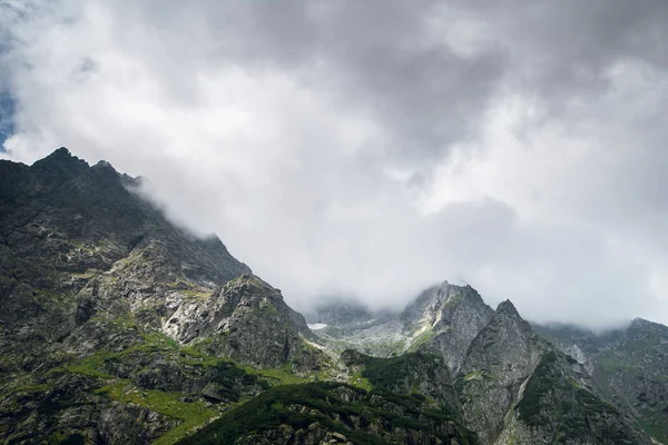 Vista Panorâmica Belas Montanhas Rochosas Picos Cobertos Por Nuvens Marine — Fotografia de Stock