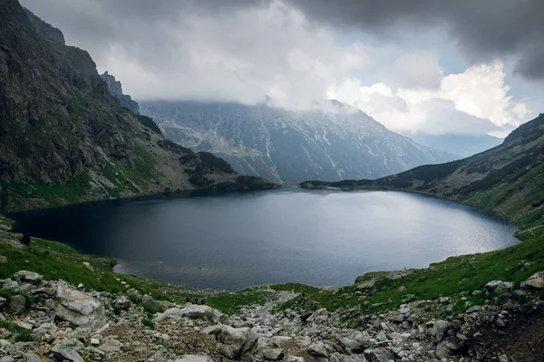 雾蒙蒙的群山被乌云覆盖 绿林覆盖 湖中倒映着一片美丽的风景 石头海岸 Morskie Oko 海洋之眼波兰Zakopane的High Tatras — 图库照片