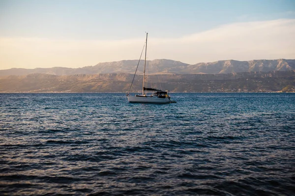 Adriyatik Denizi Nin Derin Sularında Gün Batımında Büyük Dağların Üzerinde — Stok fotoğraf