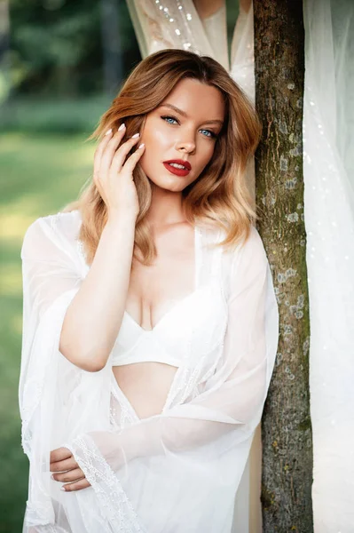 Vacker Sensuell Kvinna Vita Underkläder Morgonrock Lutande Sig Mot Trädet — Stockfoto