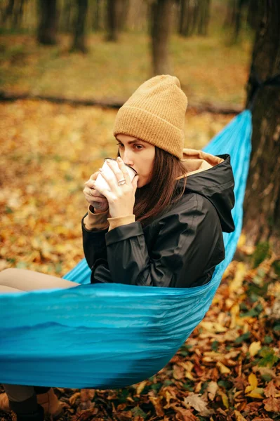 Nahaufnahme Einer Entspannten Kaukasischen Frau Die Einer Blauen Hängematte Herbstwald — Stockfoto
