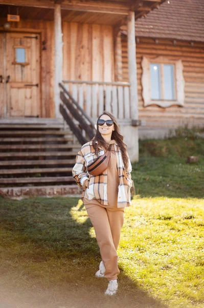 Full Längd Porträtt Positiva Kaukasiska Kvinna Elegant Slitage Och Solglasögon — Stockfoto