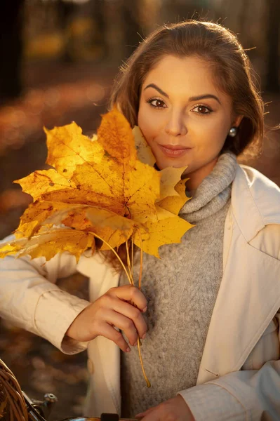 Retrato Close Bela Mulher Outono Com Folhas Coloridas Outono Modelo — Fotografia de Stock