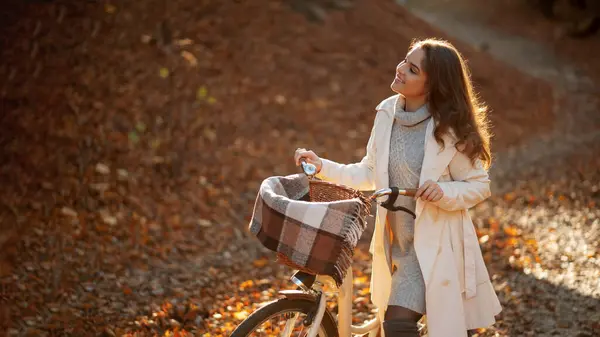 Belle Femme Avec Vélo Marchant Autour Des Feuilles Automne Amusant — Photo