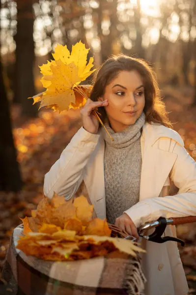 Młoda Kobieta Odwraca Wzrok Rowerem Jesiennym Lesie Aktywny Pozytywny Kobieta — Zdjęcie stockowe