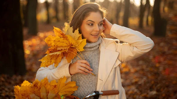 Милая Улыбающаяся Женщина Держащая Осенние Листья Природе Позитивная Девушка Смотрит — стоковое фото