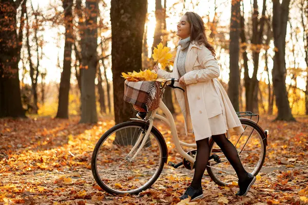 Piękna Szczęśliwa Kobieta Płaszczu Spacerująca Rowerem Jesiennym Parku Jesienna Moda — Zdjęcie stockowe
