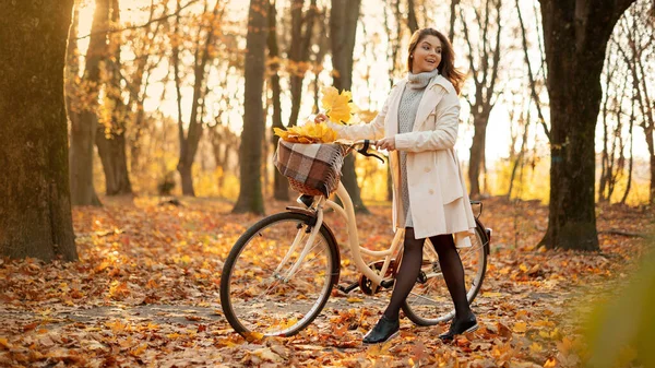 Счастливая Активная Молодая Женщина Гуляющая Винтажном Велосипеде Осеннем Парке Закате — стоковое фото