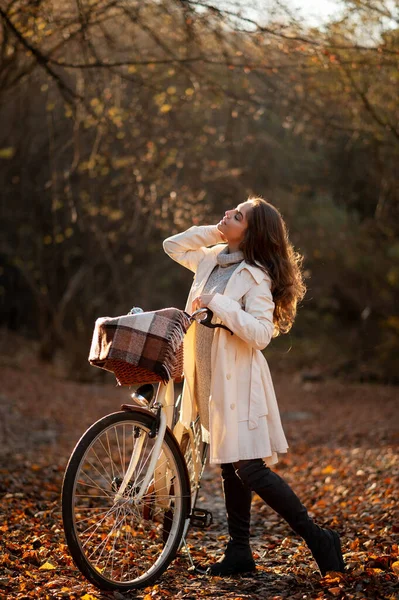 Вертикальный Вид Молодой Красивой Женщины Винтажным Белым Велосипедом Осеннем Парке — стоковое фото