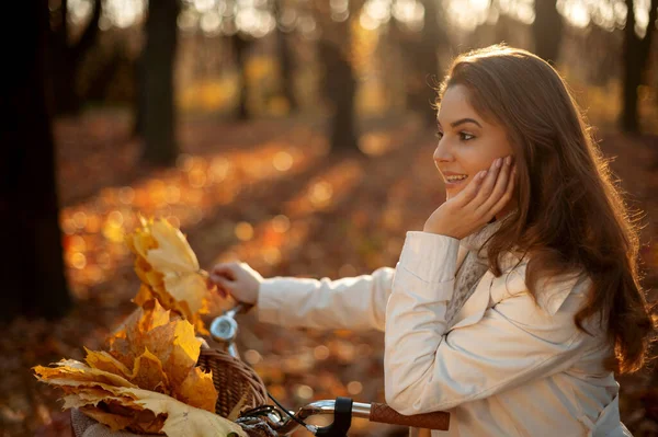 Портрет Женщины Стоящей Велосипедом Лесу Осенью Закате Цветной Пейзаж Девушкой — стоковое фото