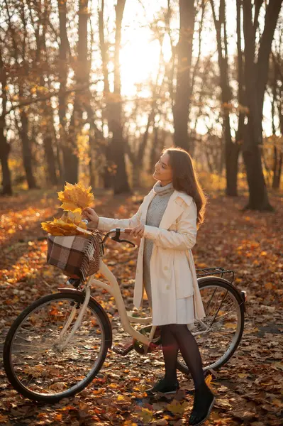 Sonbahar Parkında Bisikletle Yürüyen Mutlu Aktif Kadının Dikey Görüntüsü Palto — Stok fotoğraf