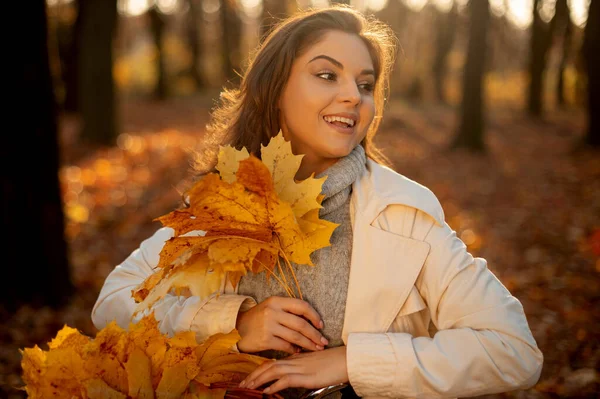 Mulher Sorridente Bonito Segurando Folhas Outono Natureza Menina Positiva Olhando — Fotografia de Stock
