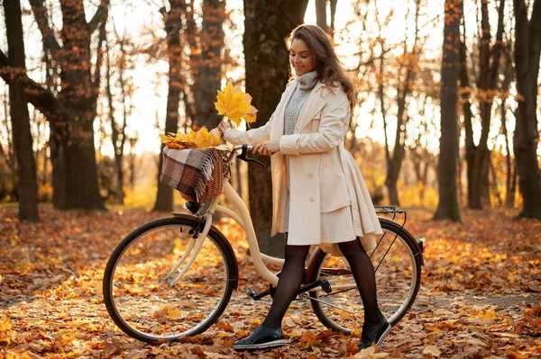 Mooie Vrolijke Vrouw Jas Wandelend Met Fiets Het Najaarspark Herfst — Stockfoto