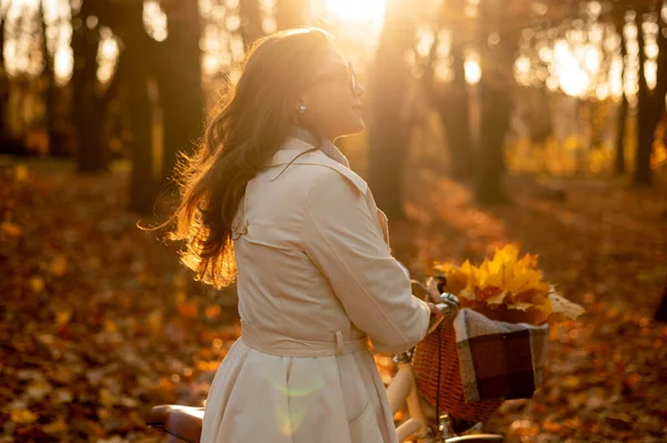 Junge Frau Schaut Mit Fahrrad Herbstlichen Sonnenuntergangswald Weg Aktive Frauen — Stockfoto