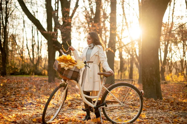 Entzückend Glückliche Frau Mantel Posiert Neben Ihr Mit Fahrrad Herbstpark — Stockfoto