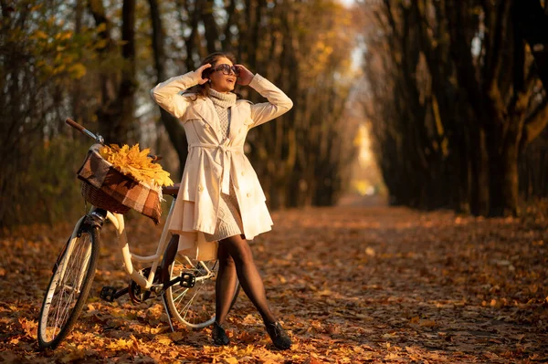 Szczęśliwa Aktywna Kobieta Pozowanie Pobliżu Roweru Jesienią Parku Słoneczną Pogodą — Zdjęcie stockowe