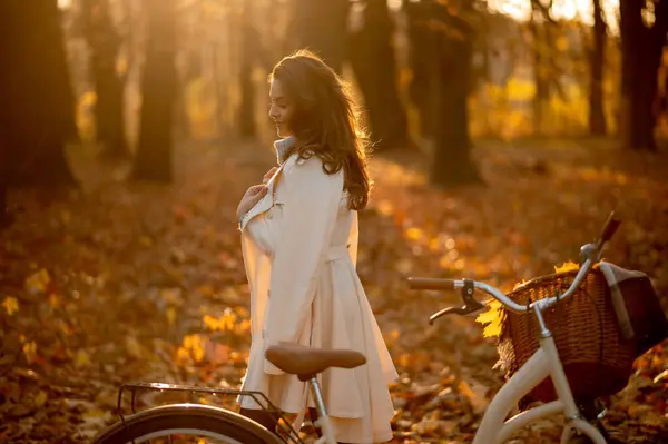 Retrato Mulher Bonita Ciclista Com Cabelos Longos Perto Sua Bicicleta — Fotografia de Stock