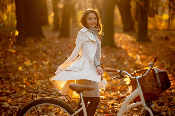 Piękna Kobieta Rowerem Spacerując Jesiennych Liściach Bawiąc Się Parku Lub — Zdjęcie stockowe