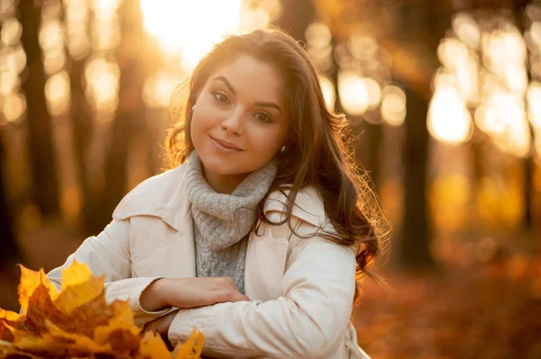Красивая Молодая Женщина Наслаждается Солнечным Осенним Днем Природе Спускаясь Лесной — стоковое фото