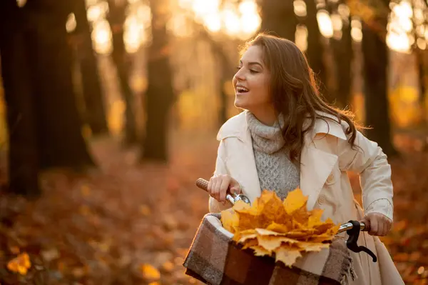 Młoda Uśmiechnięta Kobieta Rowerem Spaceruje Jesiennym Lesie Zachodzie Słońca Aktywna — Zdjęcie stockowe