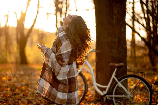 Jovem Mulher Sorridente Com Uma Bicicleta Caminha Floresta Outono Segurando — Fotografia de Stock