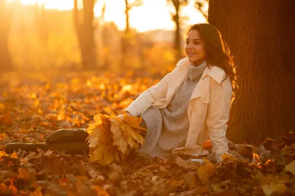 Retrato Comprimento Total Bela Mulher Outono Com Folhas Coloridas Outono — Fotografia de Stock