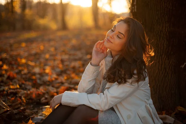 Piękna Młoda Kobieta Siedząca Pod Drzewem Ciesząca Się Słonecznym Jesiennym — Zdjęcie stockowe