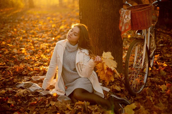Mulher Feliz Bonita Casaco Sentado Perto Dela Com Bicicleta Parque — Fotografia de Stock