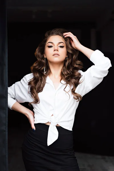 Piękny Portret Młodej Europejki Dziewczyna Nosić Białą Bluzkę Stojąc Patrząc — Zdjęcie stockowe