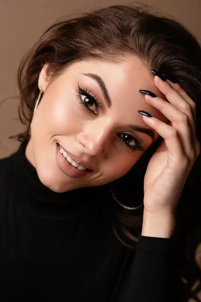 Retrato Mujer Europea Joven Sonriente Chica Usar Suéter Negro Con — Foto de Stock