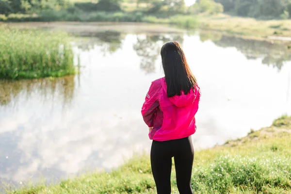 Европейская Спортсменка Снимает Розовую Куртку Зеленом Лугу Рядом Лесом Молодая — стоковое фото
