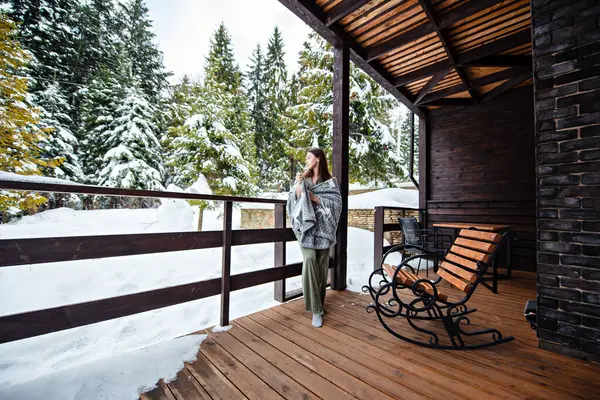 Mulher Caucasiana Atraente Terraço Casa Madeira Olhando Para Floresta Nevada — Fotografia de Stock