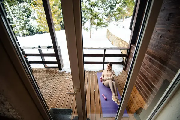 Gesunde Und Fitte Junge Frau Auf Yogamatte Liegend Mit Hanteln — Stockfoto