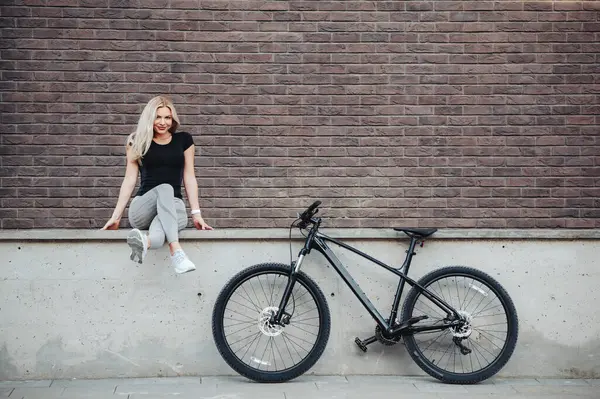 Happy Smilling Woman Blond Hair Sitting Street Black Bike While — Zdjęcie stockowe