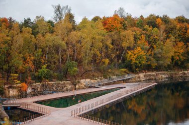 Krakow 'daki popüler turistik mekan Zakrzowek Quarry' nin havadan panoramik görüntüsü. Yüzme havuzu. Bulutlu sonbahar günü 