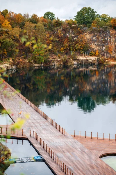 Krakow 'daki popüler turistik mekan Zakrzowek Quarry' nin havadan panoramik görüntüsü. Yüzme havuzu. Bulutlu sonbahar günü 