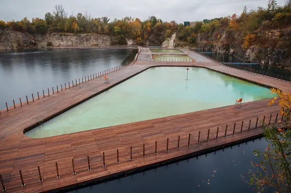 Krakow 'daki popüler turistik mekan Zakrzowek Quarry' nin havadan panoramik görüntüsü. Yüzme havuzu. Bulutlu sonbahar günü 