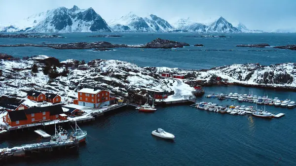 Καταπληκτική Θέα Των Ξύλινων Κόκκινων Σπιτιών Βάρκες Ανάμεσα Στη Νορβηγική — Φωτογραφία Αρχείου