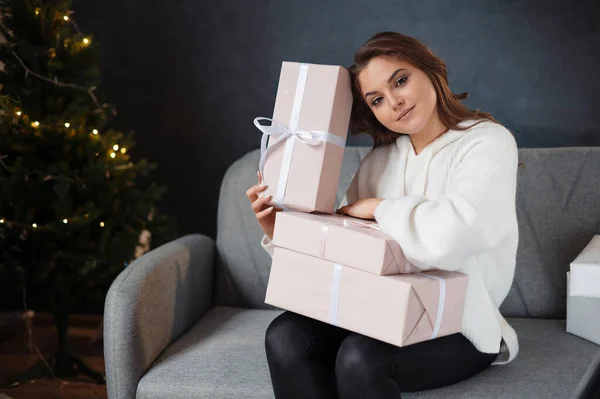 Femme Mignonne Posant Avec Des Boîtes Cadeaux Tout Étant Assis — Photo