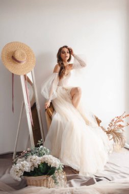 Gelinin sabahı. Zarif bir kadın aynanın önünde duruyor ve düğün gününe hazırlanıyor. Gelinlik giymiş genç sarışın gelin 