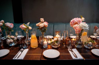 Düğün için rahat bir masa hazırlamak ya da sıcak mumları olan başka bir akşam yemeği. 